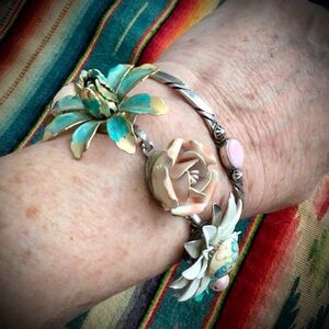 Vintage Floral Brooch Bracelet!